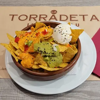 Nachos Con Queso Y Guacamole (Media Ración)