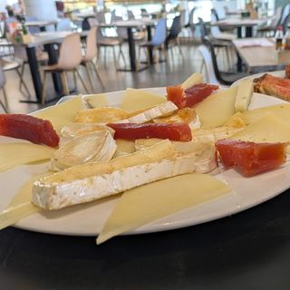 Surtido De Quesos (Ración)
