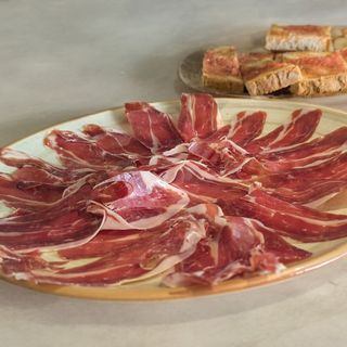 Ración De Jamón Ibérico Con Pan De Cristal