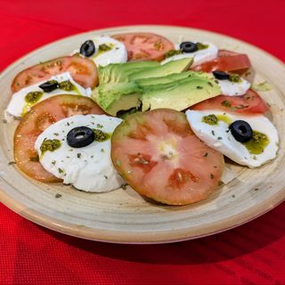 Ensalada Caprese Con Aguacate Y Pesto