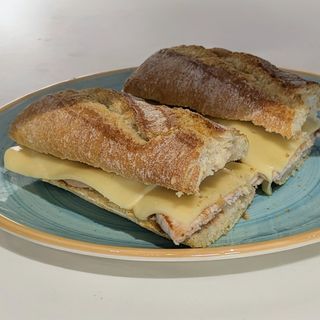 Bocadillo Lomo Con Queso