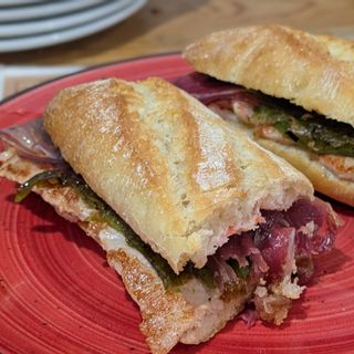 bocadillo serranito