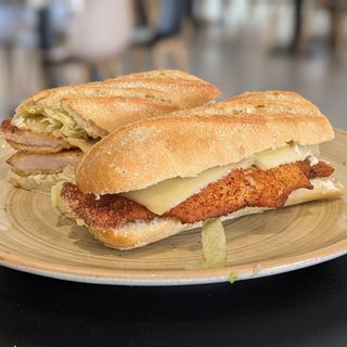 Bocadillo pollo empanado
