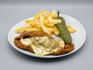 22. Milanesa de ternera a la napolitana con patatas y pimiento