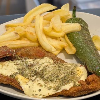 22. Milanesa de ternera a la napolitana con patatas y pimiento