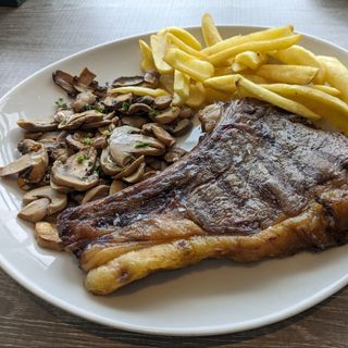 23. Entrecot, patatas y champiñones