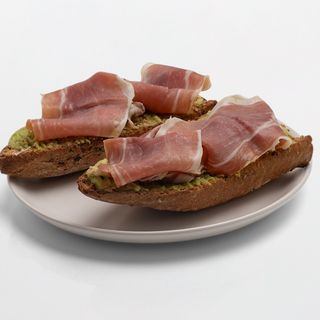 Tostada De Aguacate Y Jamón 