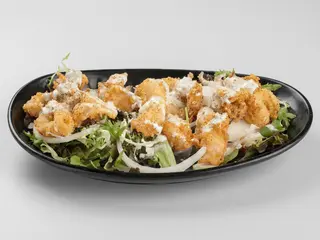 Ensalada de Calamares (Lechuga, Calamares Fritos, Ali Oli, Cebolla Morada)
