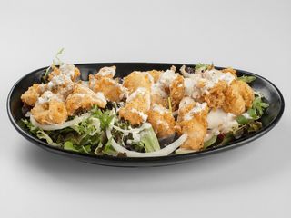 Ensalada de Calamares (Lechuga, Calamares Fritos, Ali Oli, Cebolla Morada)