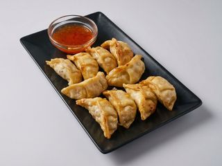 Gyoza con camarones, salsa de chile agridulce. 6unid.