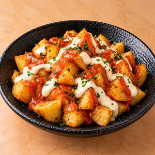 Patatas bravas con alioli y salsa de tomate