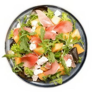 Ensalada templada de queso de cabra y beicon