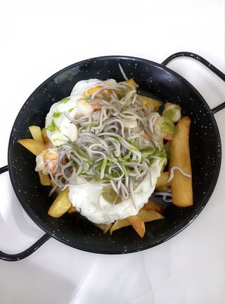 Huevos Rotos Con Gulas Y Gambas