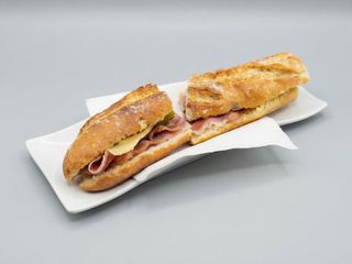 Bocadillo De Jamón serrano con queso y pimientos verdes