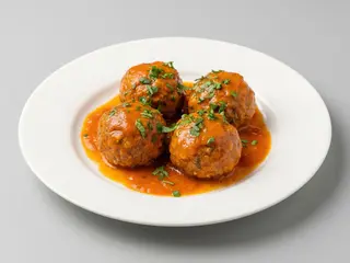 Albóndigas en Salsa Jardinera (10 uds) + Patatas