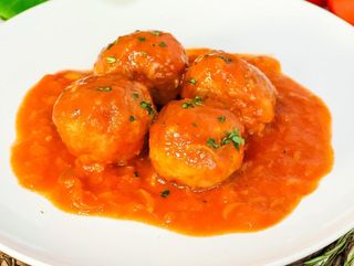Albóndigas en Salsa Jardinera (10 uds) + Patatas