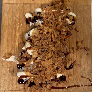 14. Uramaki con cebolla crujiente y salsa de anguila (8 uds)