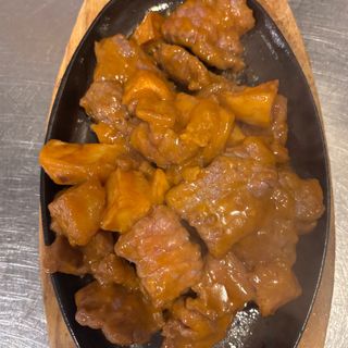 82. Ternera con salsa curry rojo (picante)