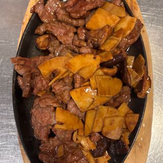 85. Ternera con setas chinas y bambú