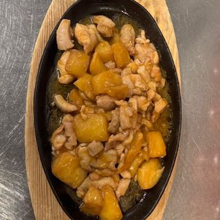 64. Pollo con salsa curry rojo 