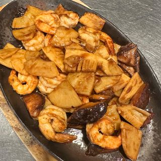 44. Langostinos con setas chinas y bambú