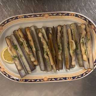 52. Navajas a la plancha con ajo y perejil 