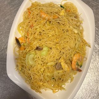 105. Fideos de arroz fritos al curry