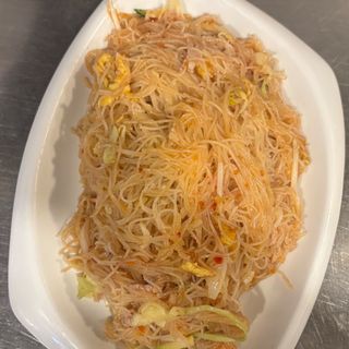 106. Fideos de arroz frito con salsa Thailandesa