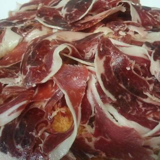 60.Coca con tomate y jamón ibérico (80 g.)