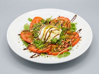 78.Ensalada de tomates del huerto, burrata  piñones y salsa al pesto casera