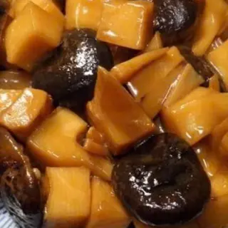 Bambú y seta salteada 