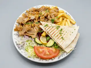 Plato Kebab Con Pollo Y Patatas