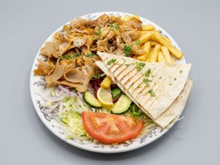 Plato Kebab Con Pollo Y Patatas