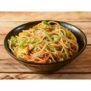 Tallarines Chow Mein Con Pollo En Salsa De Soja