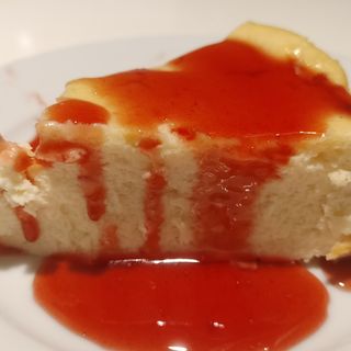 Tarta de queso con sirope frutos rojos
