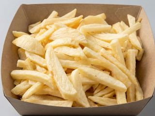 Bandeja de patatas fritas naturales