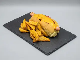 Chessy Bacon dog + patatas fritas.
