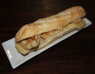 Bocadillo De Pollo Con Queso