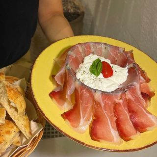 Stracciatella con speck acompañada de focaccia