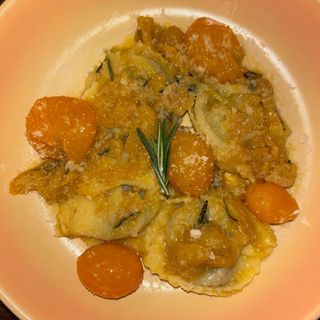 Tortelloni con carrillera de ternera estofada al vino Barolo