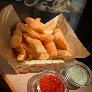 Cesta de pizza frita con sus salsas