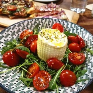 Mozzarella de búfala ahumada con tomates deshidratados