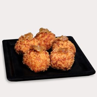 Croquetas de rulo de cabra y cebolla caramelizada