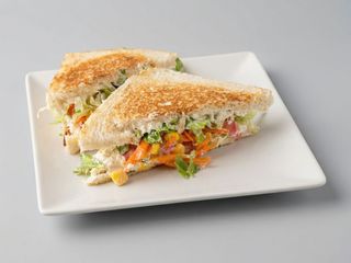 Sándwich Vegetal Con Pollo