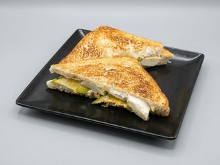 Sándwich De Calabacín Con Queso Philadelphia Y Huevo Cocido