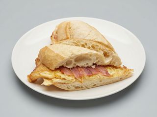 Bocadillo De Tortilla Francesa Y Bacon