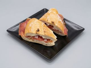Bocadillo De Jamón Serrano Y Tomate