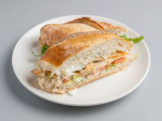 Bocadillo De Pechuga De Pollo Con Lechuga Y Tomate