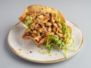 Ensalada De Pollo Con Salteado De Frutos Secos Y Salsa Agridulce