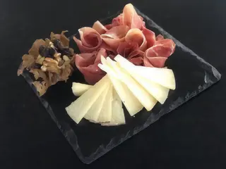 Pizarra De Queso Curado Y Jamón Serrano